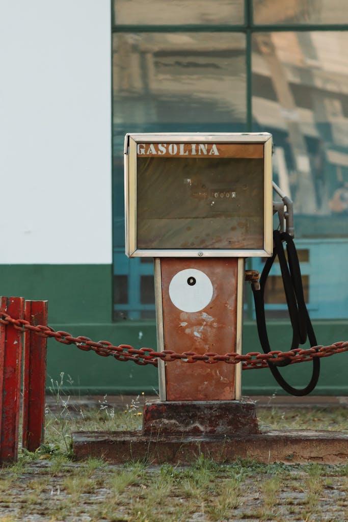 Imagen actual: Explore the charm of an old vintage gas pump at a deserted station. Perfect for nostalgic themes.