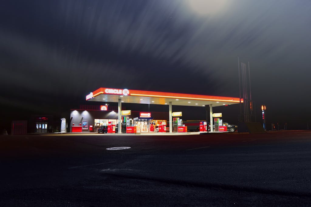 Imagen actual: A brightly lit gas station in Norrtälje, Sweden, captured at night with a long exposure.