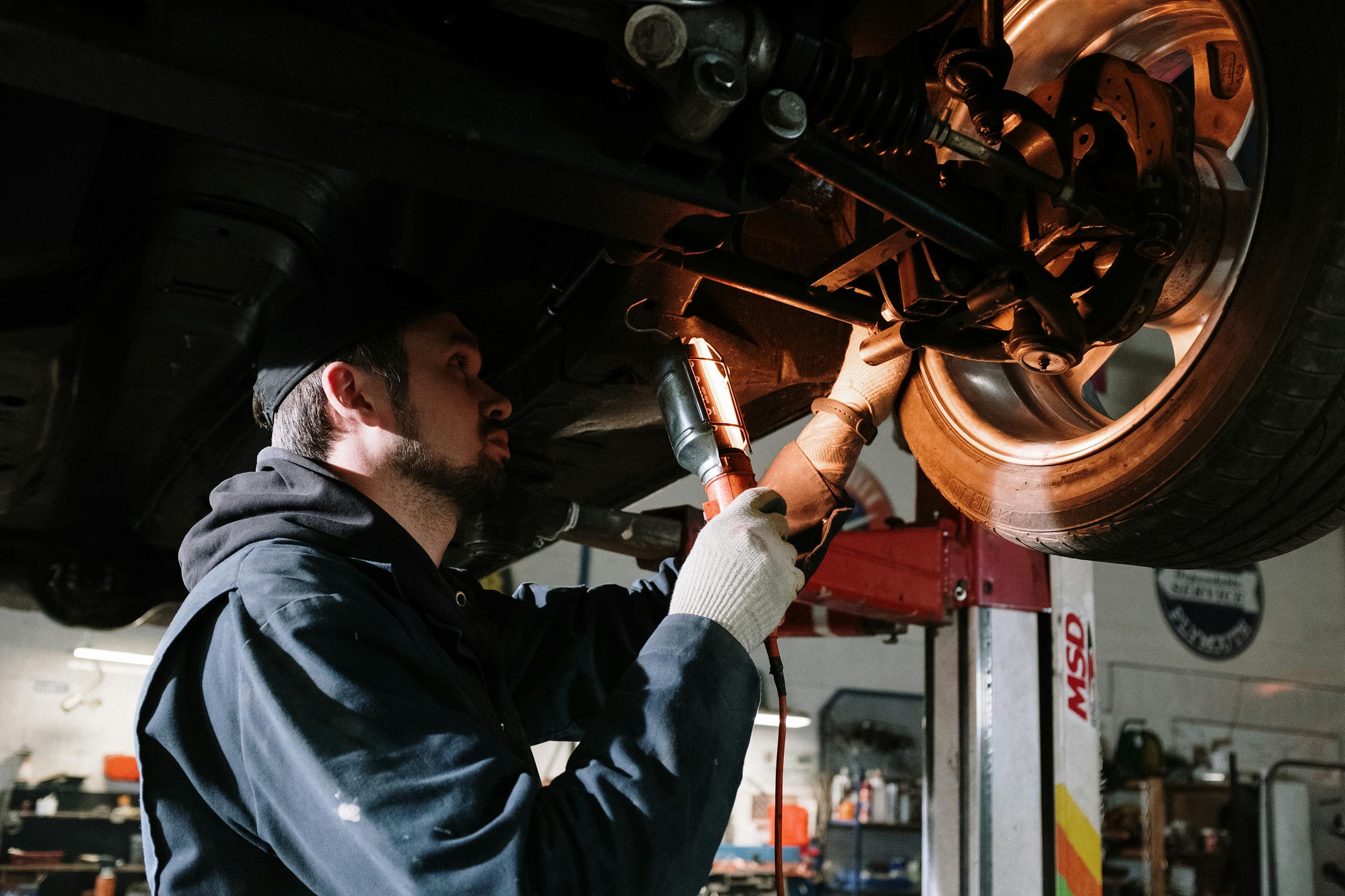 Cuánto cuesta reparar el sistema de dirección en 2026 y por qué el volante duro no es normal