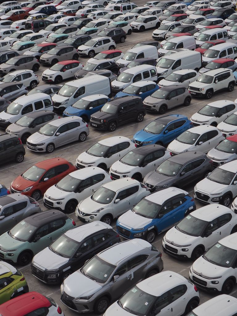 Imagen actual: Aerial shot of a crowded car park in Barcelona, showcasing diverse vehicles.
