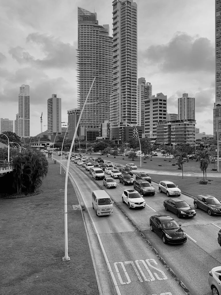 Imagen actual: Urban traffic flows beneath towering skyscrapers in a bustling cityscape.