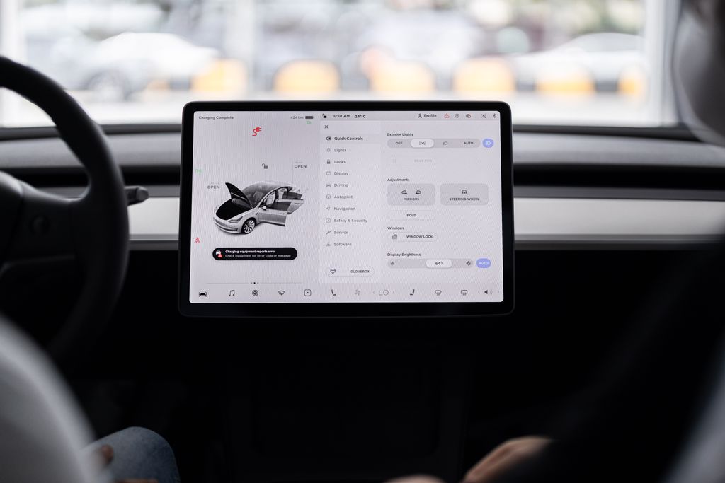 Imagen actual: View of a modern car's dashboard featuring a digital display panel with control options.